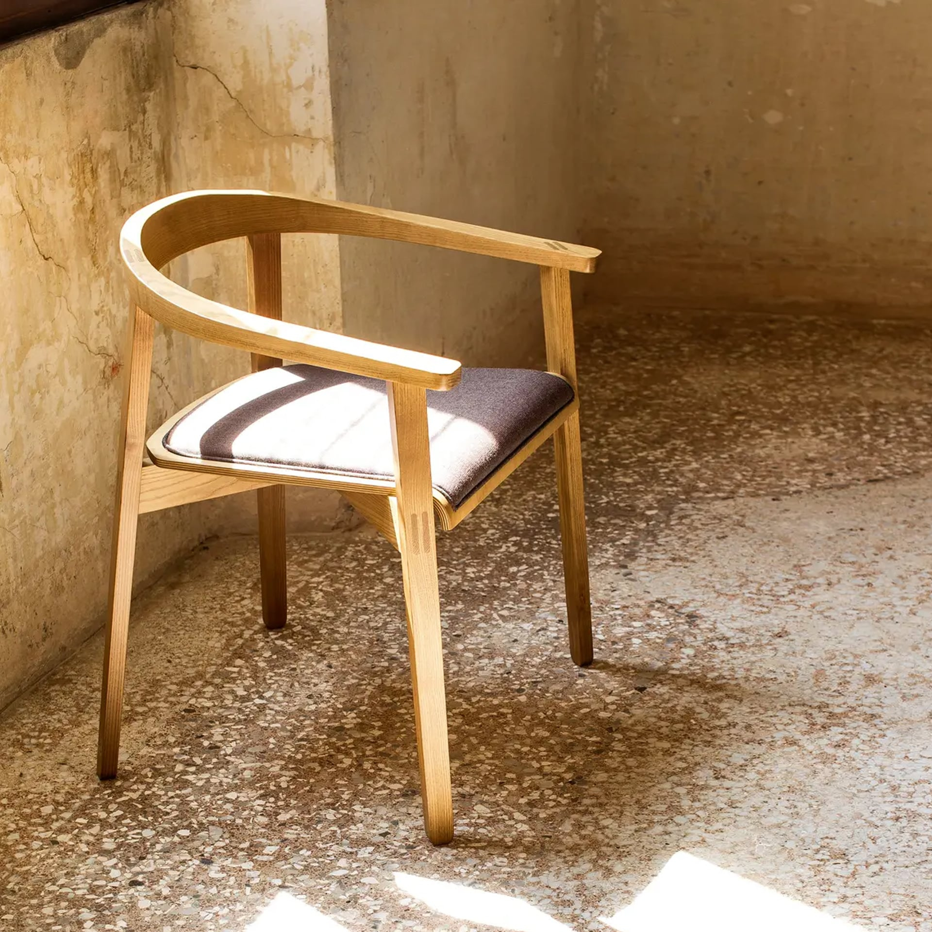 Armchair B-Plug with solid or upholstered seat