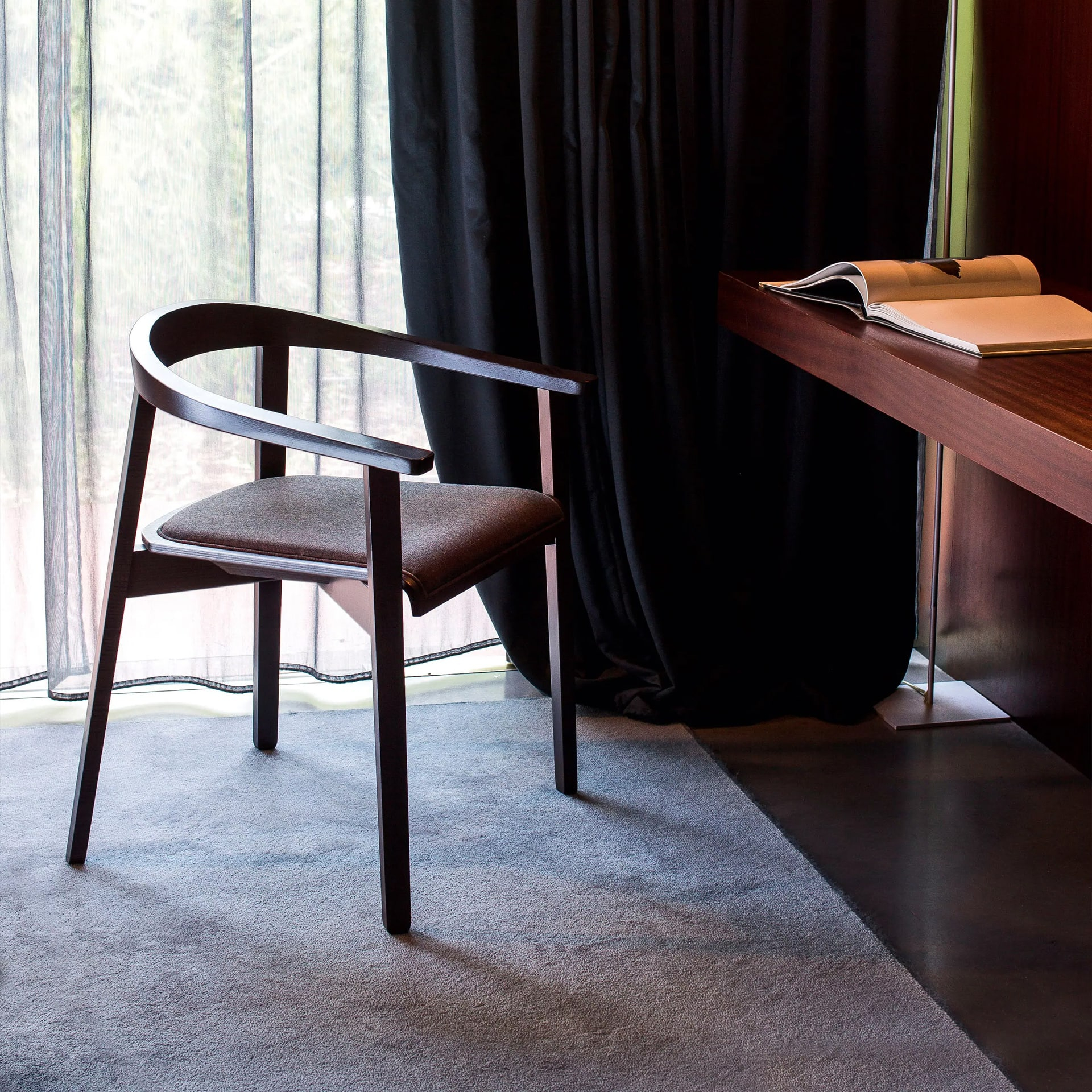 Armchair B-Plug with solid or upholstered seat