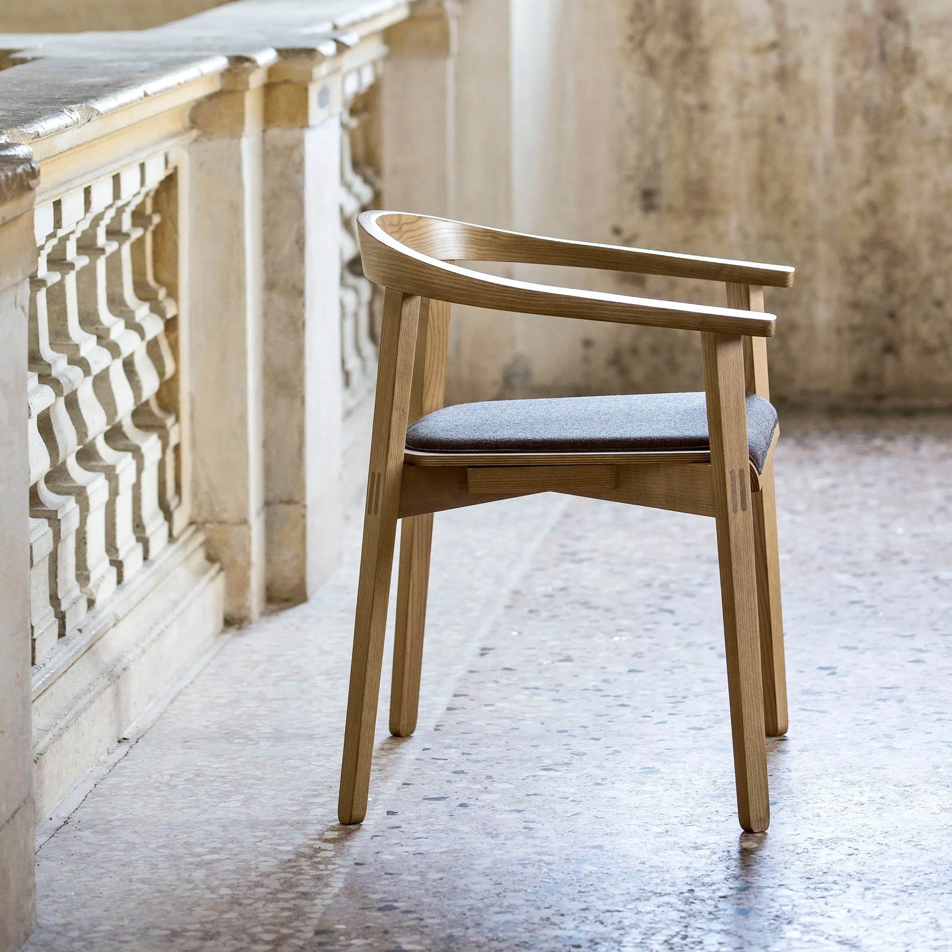 Armchair B-Plug with solid or upholstered seat