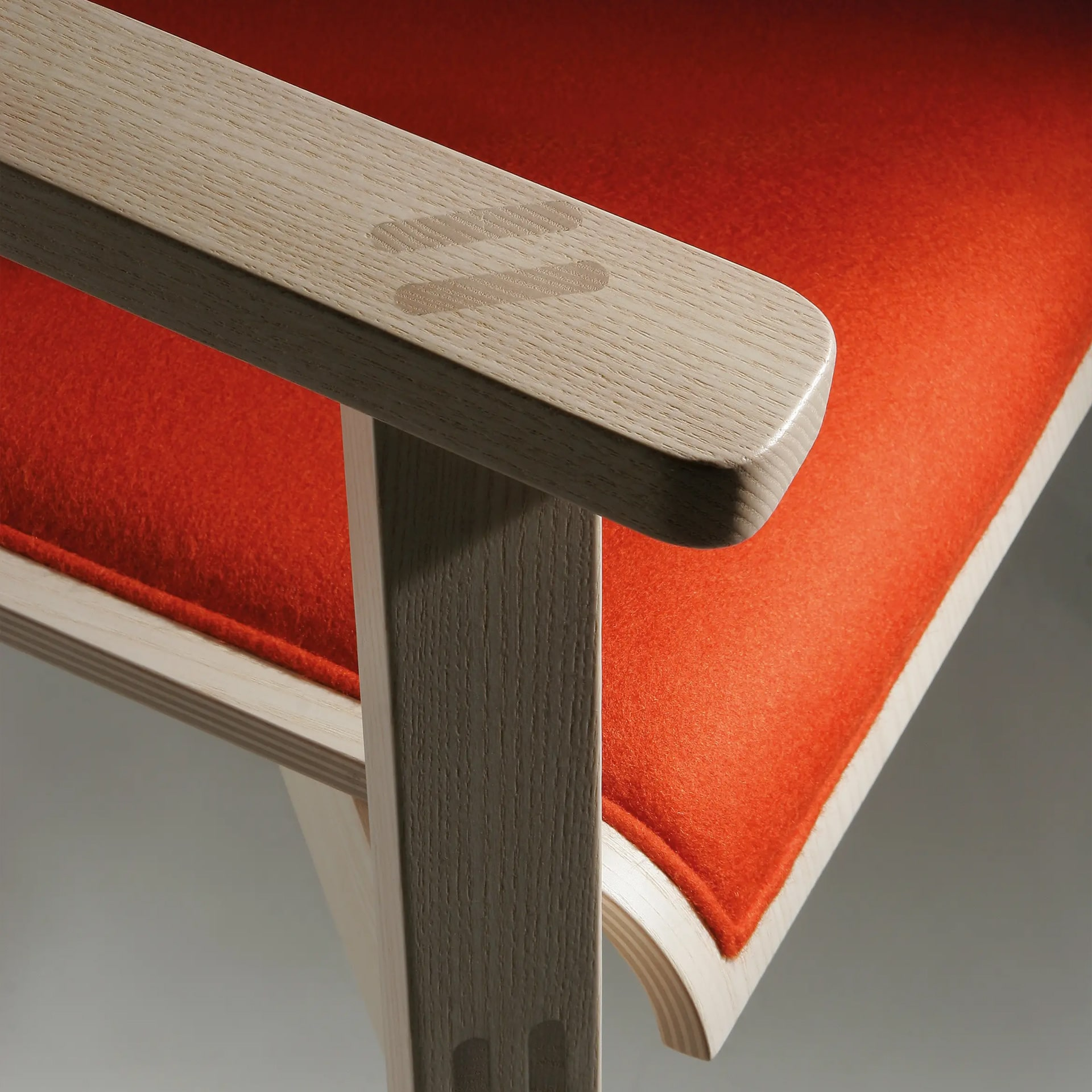 Armchair B-Plug with solid or upholstered seat