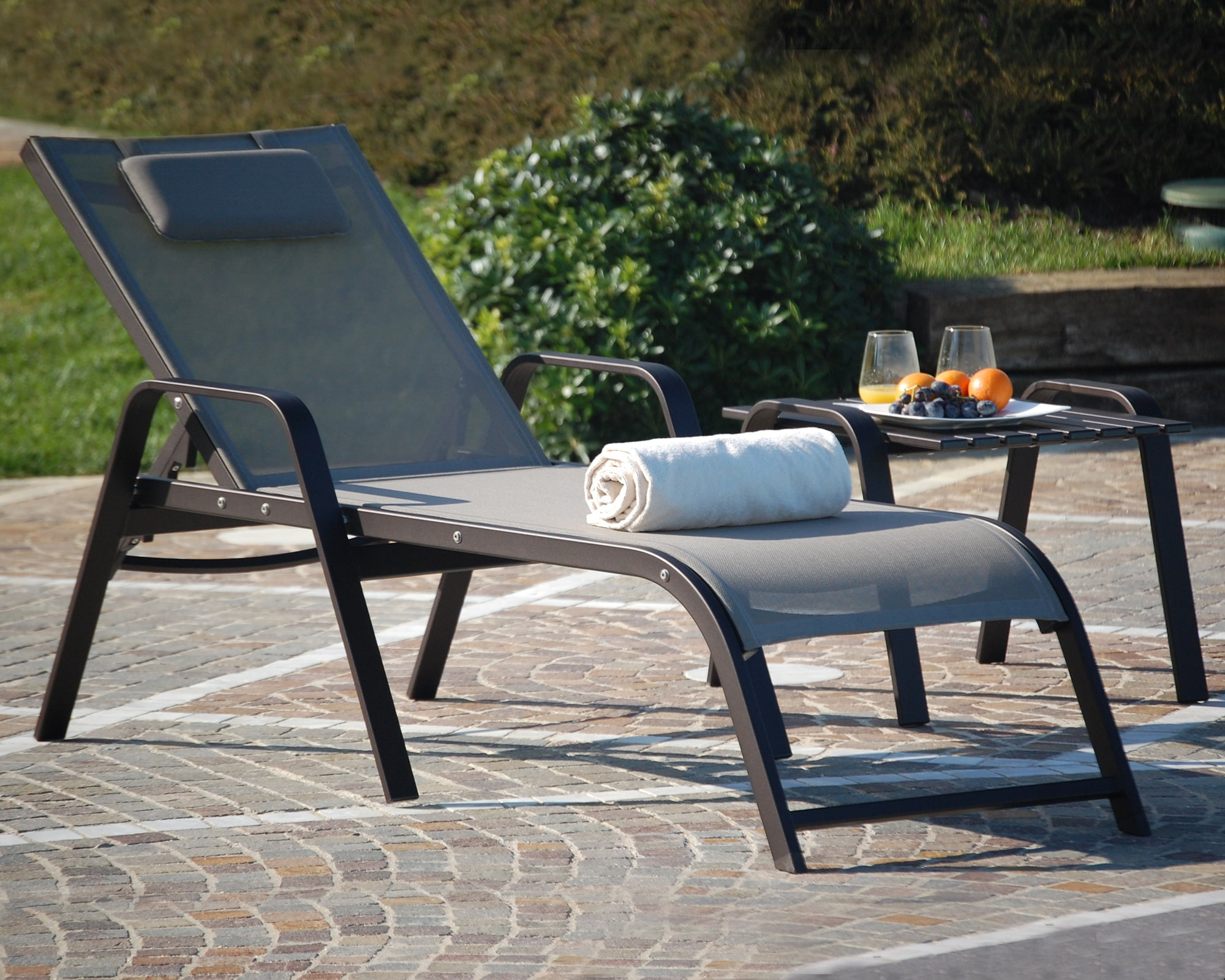 Stackable reclining aluminium lounger Catania