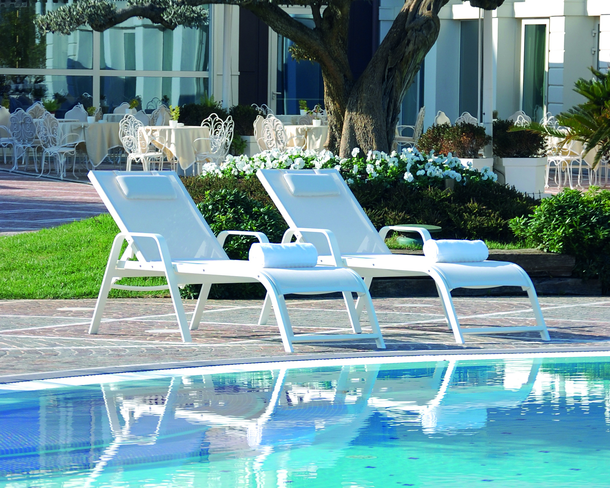 Stackable reclining aluminium lounger Catania