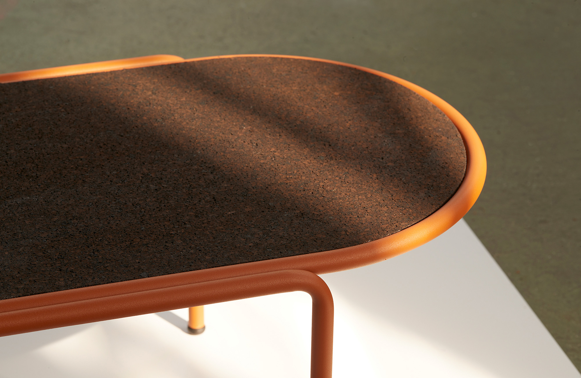 Rectangular 14x30" steel coffee table with cork top Dress Code 2744