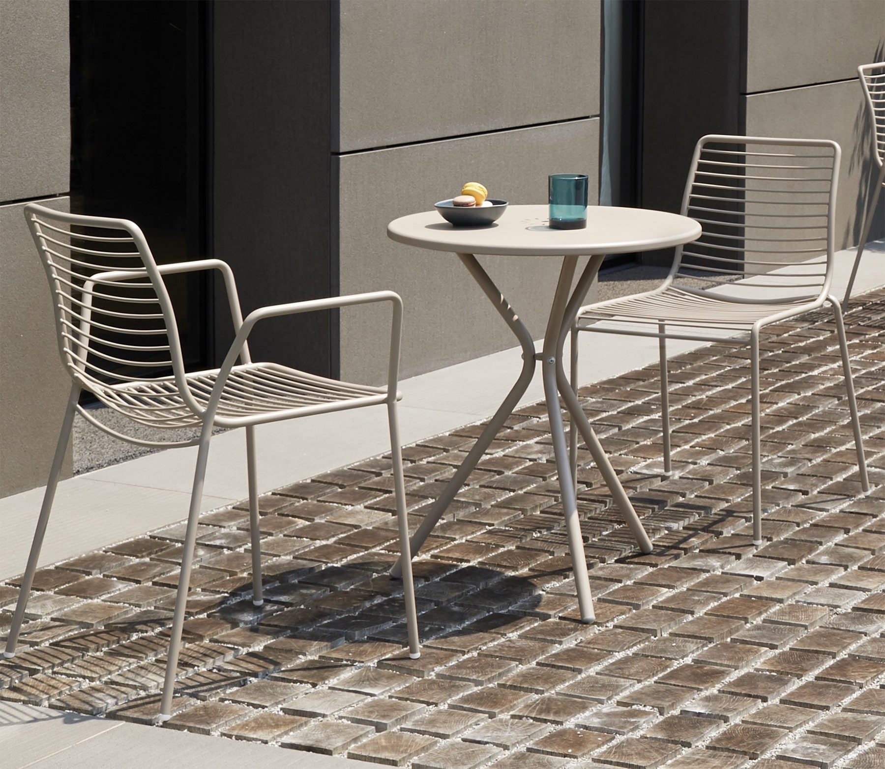 Three legged steel dining table with a Ø 23" round top Leo 2719