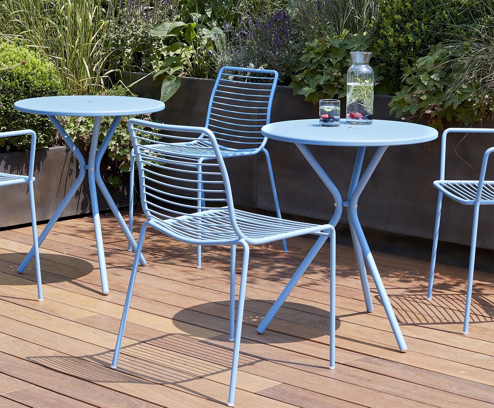 Three legged steel dining table with a Ø 23" round top Leo 2719