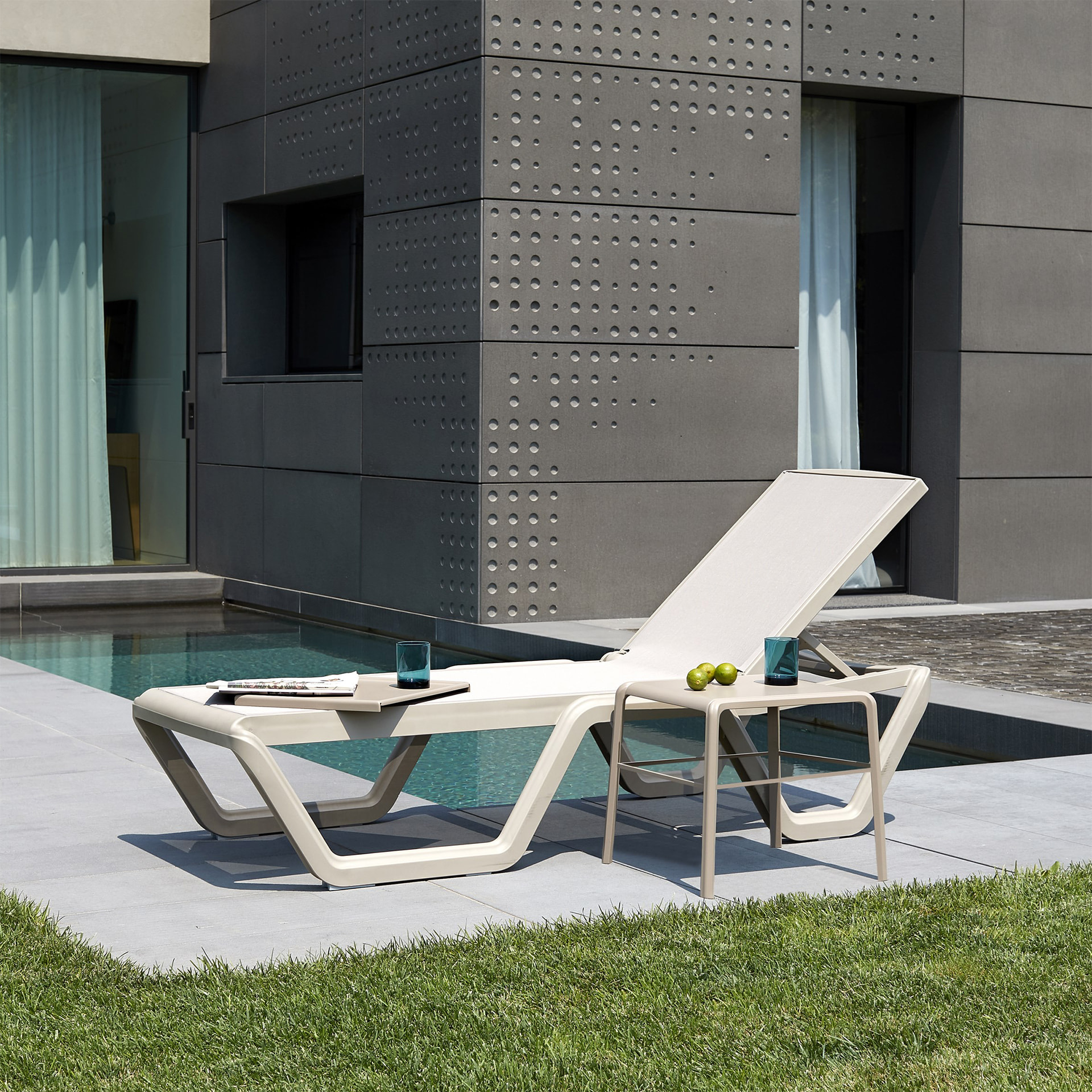 Reclining stackable technopolymer sunlounger with water repellent fabric Vela 2044