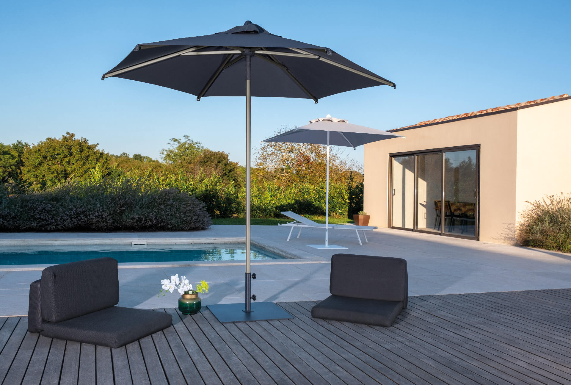 Ø 8'2" Round center post patio umbrella Lido