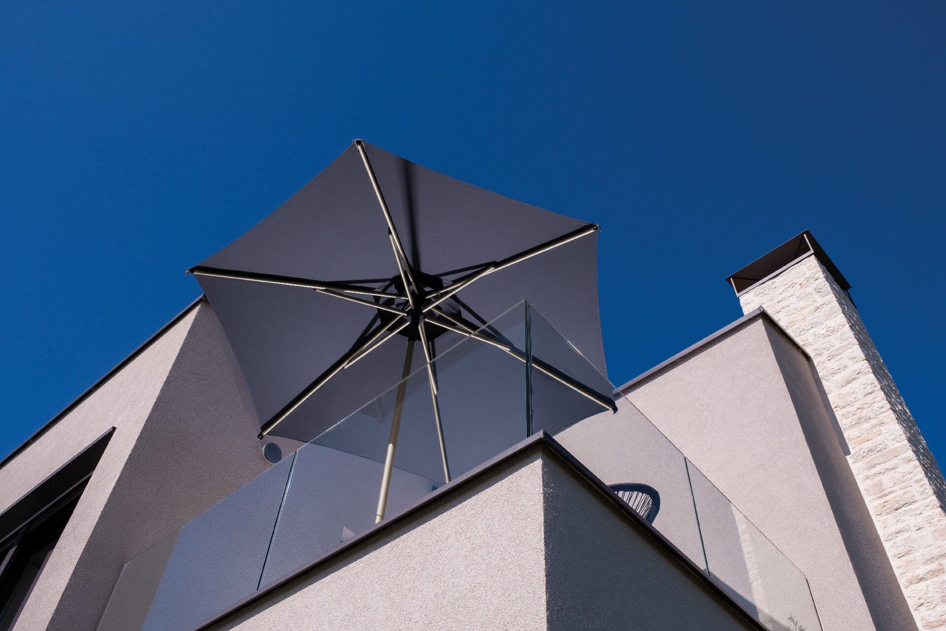 Ø 8'2" Round center post patio umbrella Lido