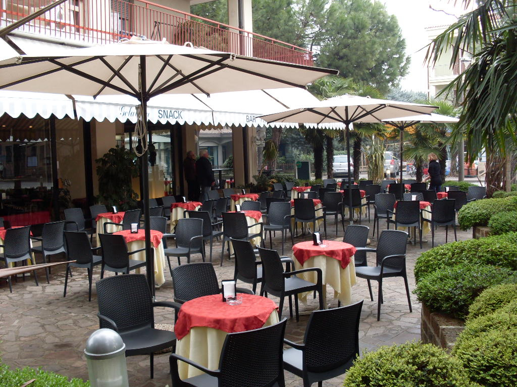 Ø11'6" Octagonal central pole umbrella Rimini