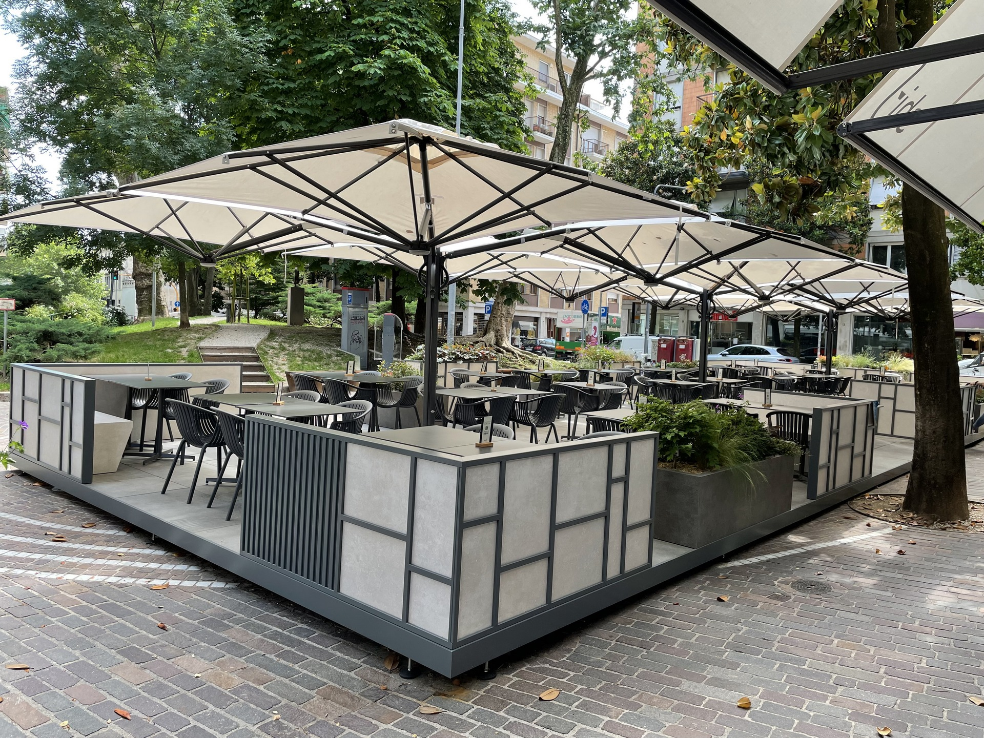 16'5"x16'5" Four-canopy retractable cantilever umbrella Quattro