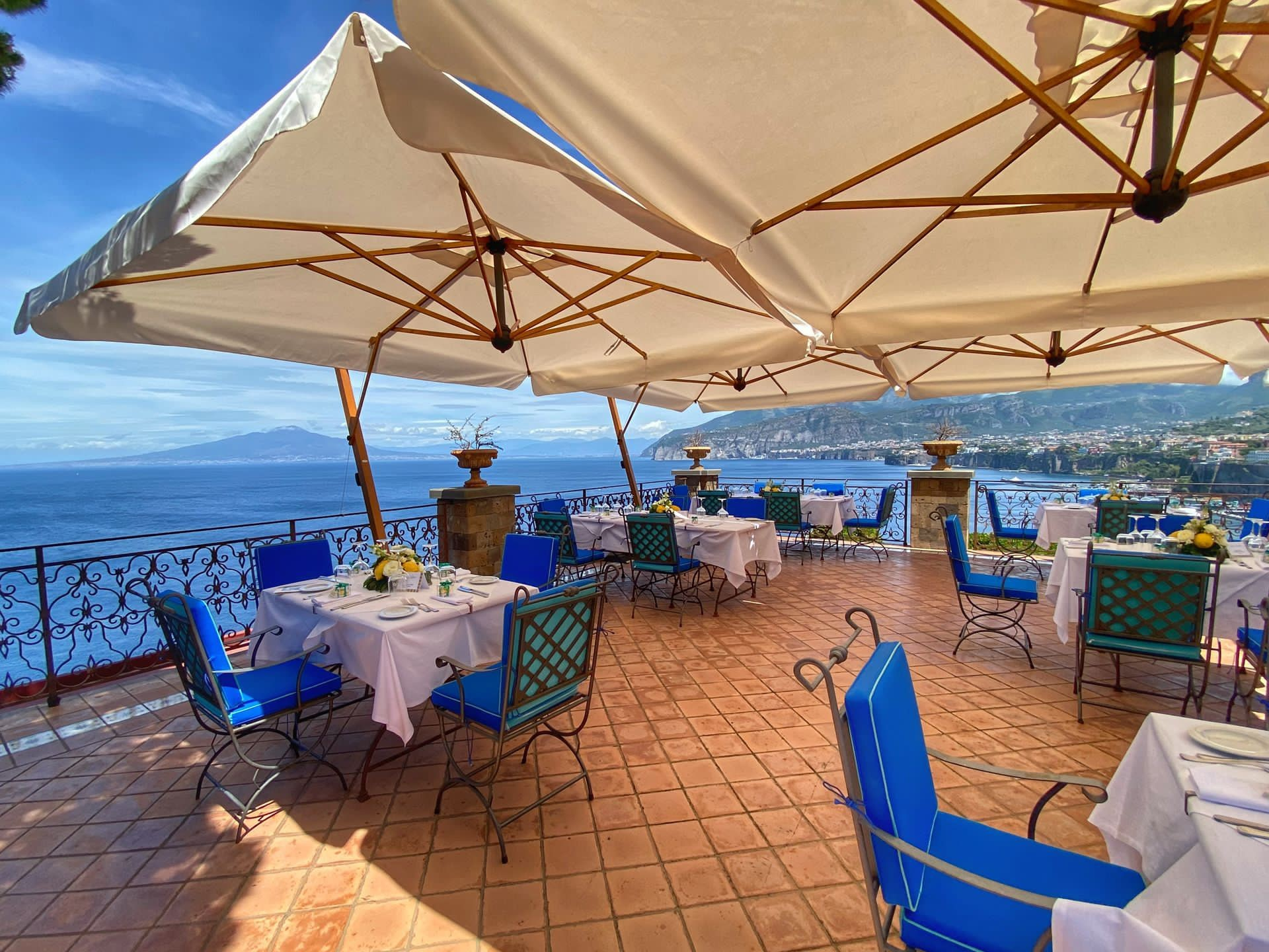 10'x10' Square Cantilever Umbrella Pompei