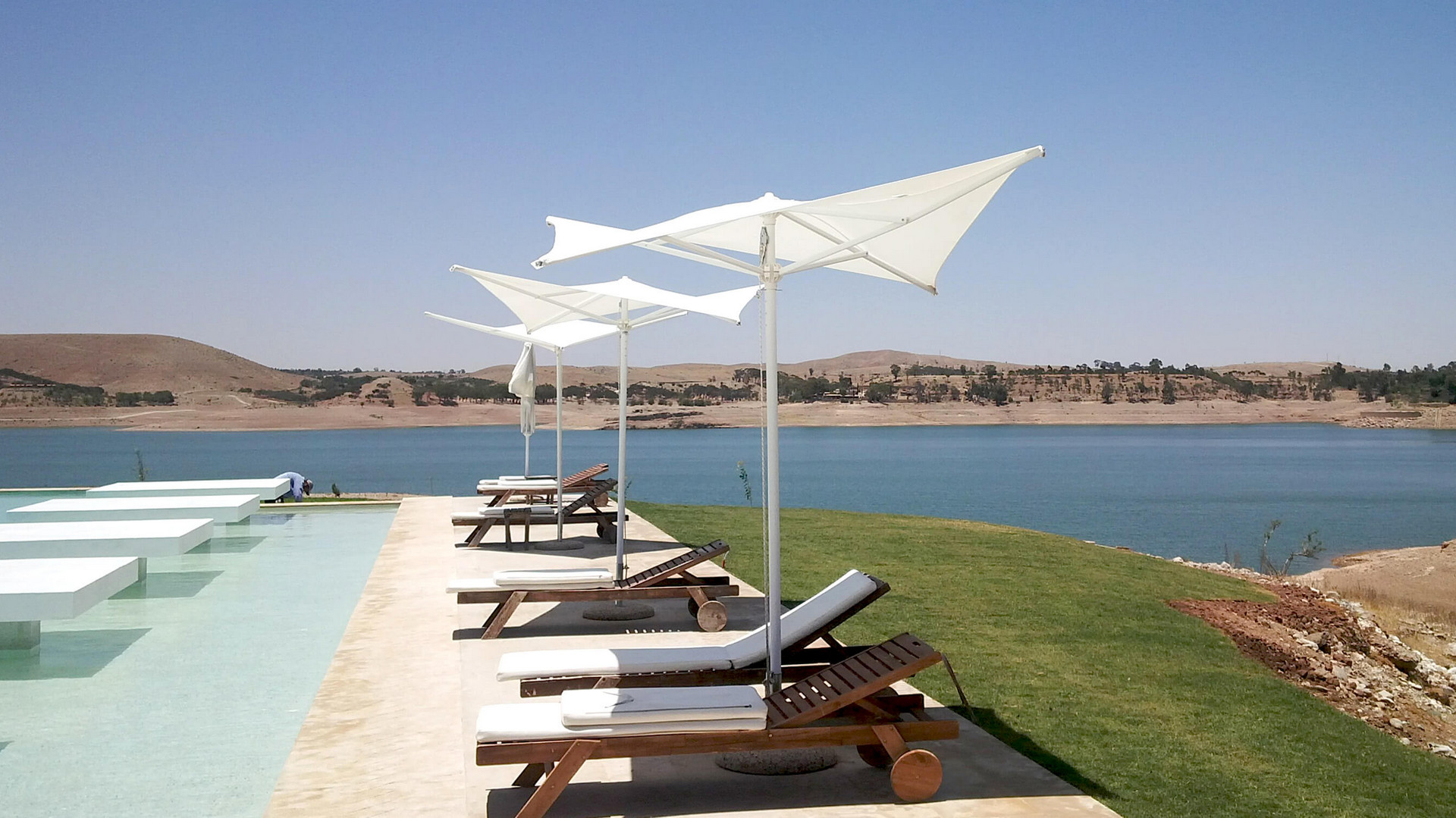 10'x10' Aluminium central pole patio umbrella Vela