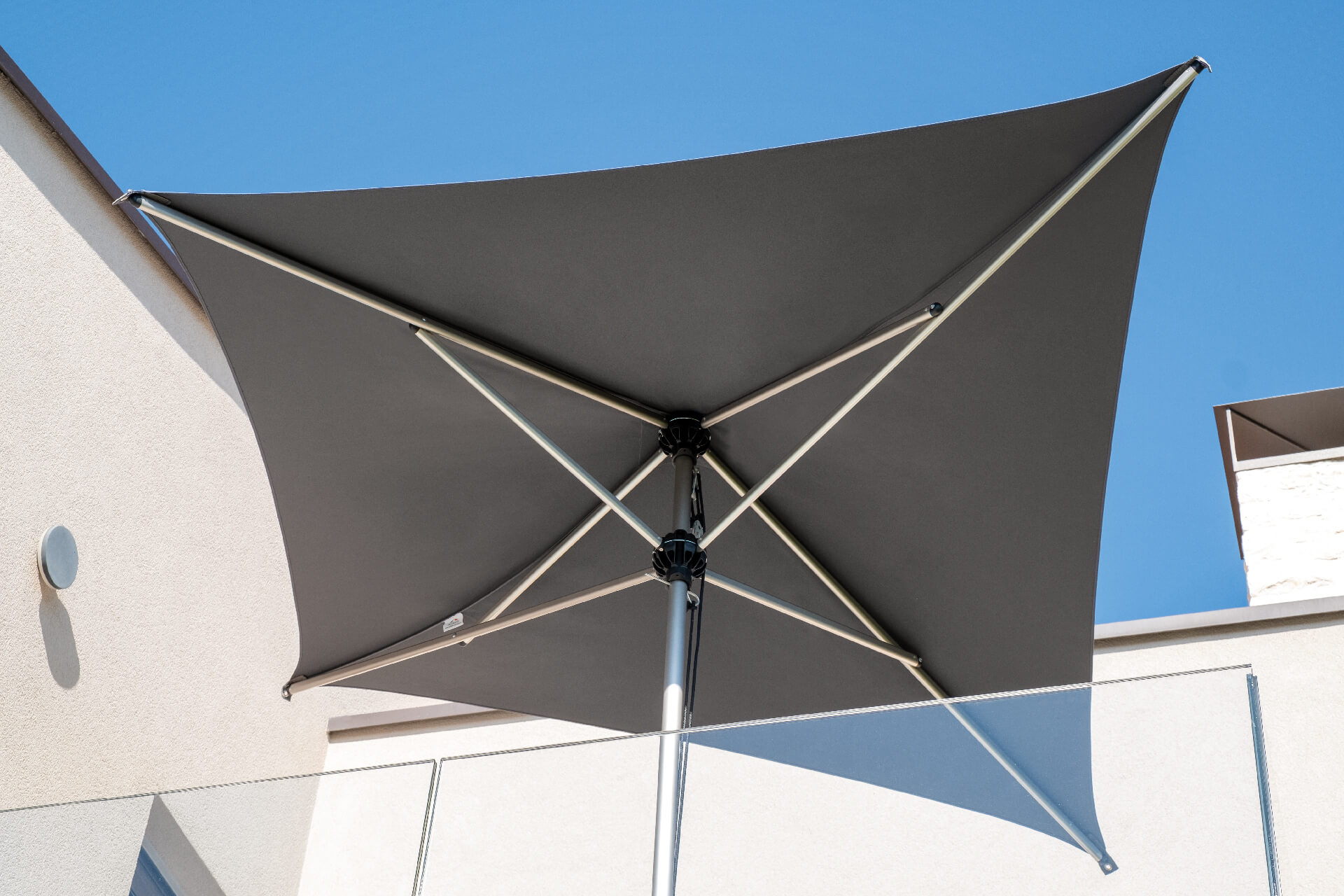 10'x10' Aluminium central pole patio umbrella Vela