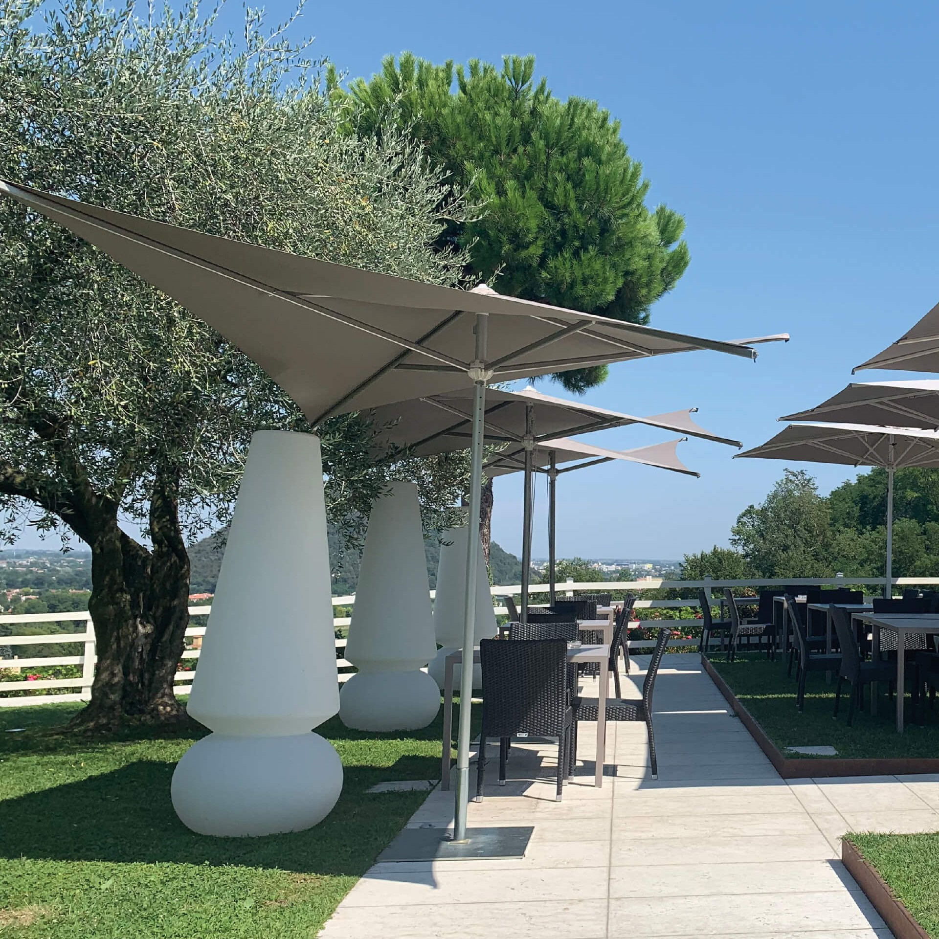 10'x10' Aluminium central pole patio umbrella Vela