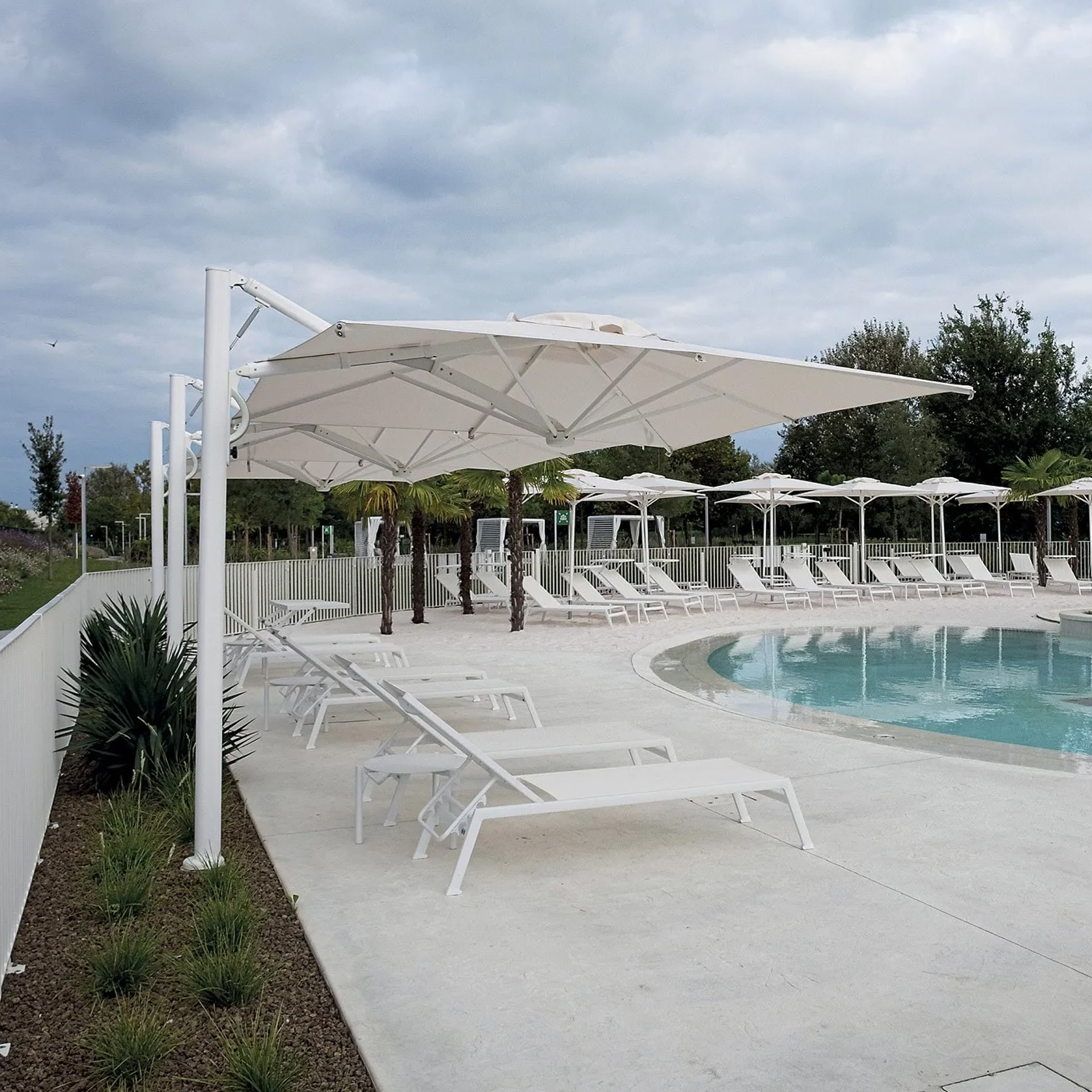 Cantilever umbrella 10'x10' with retractable system Astro C3030