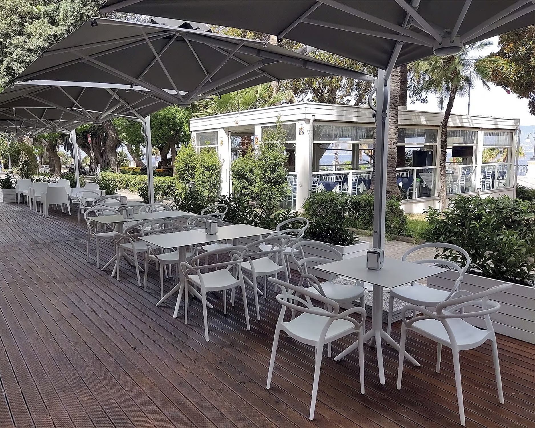 10'x19'8" Double-canopy retractable cantilever umbrella Dual V