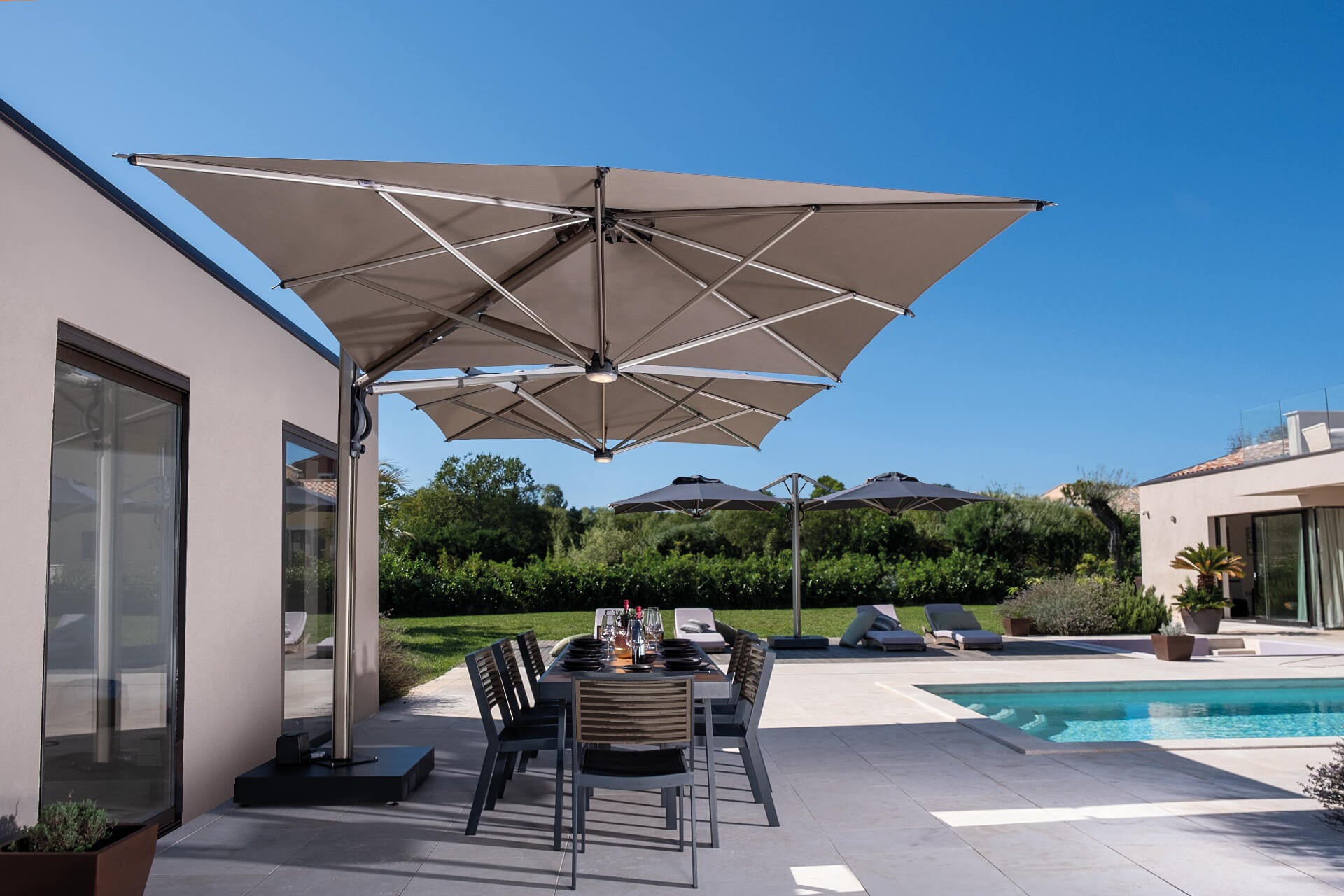 10'x19'8" Double-canopy retractable cantilever umbrella Dual V