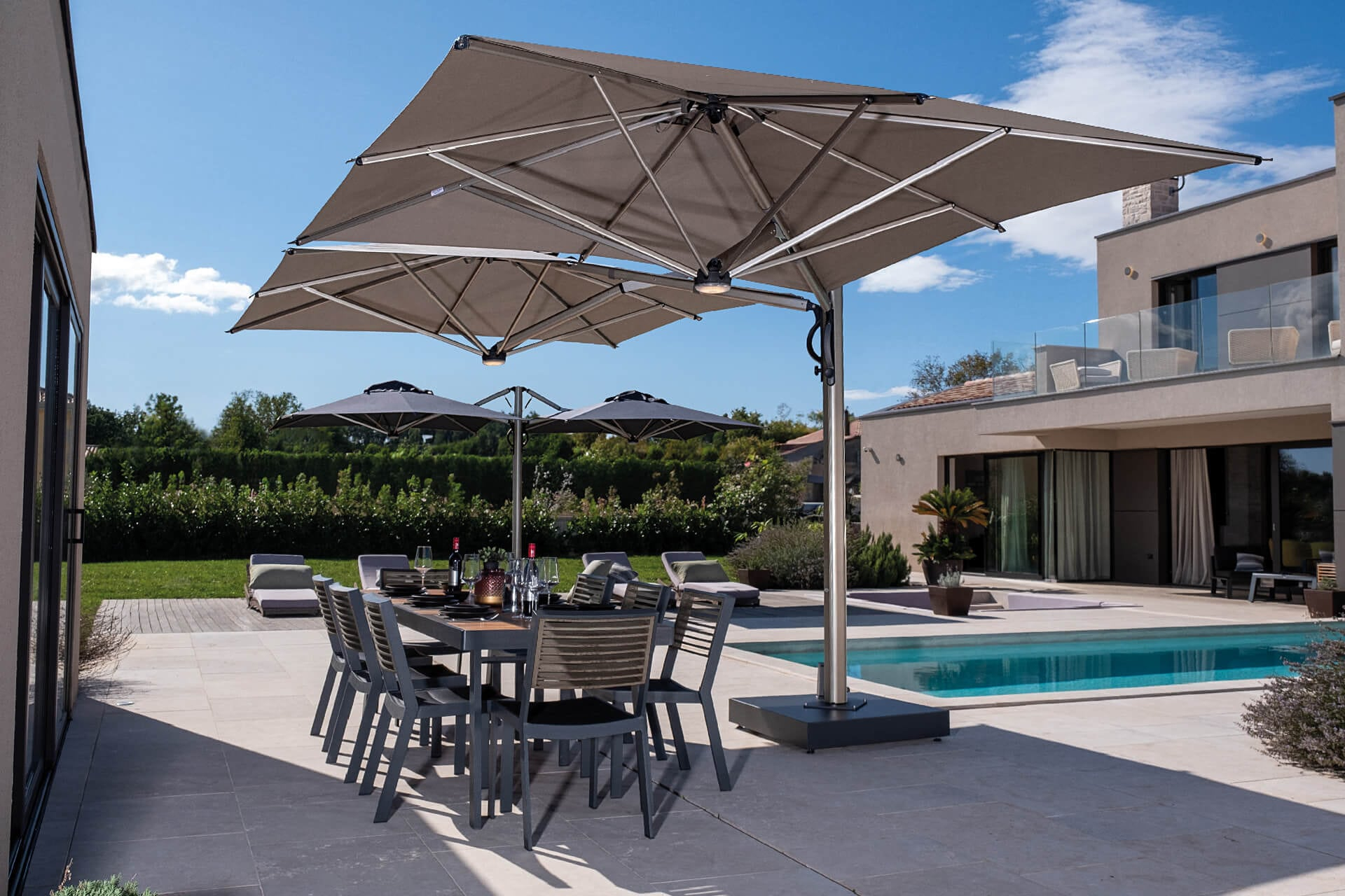 10'x19'8" Double-canopy retractable cantilever umbrella Dual V