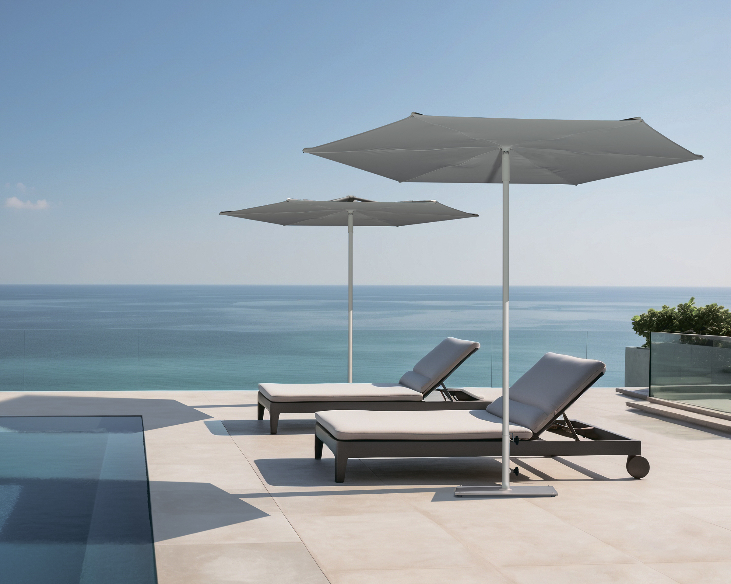 Ø 8'2" Round umbrella with a flat canopy Revo