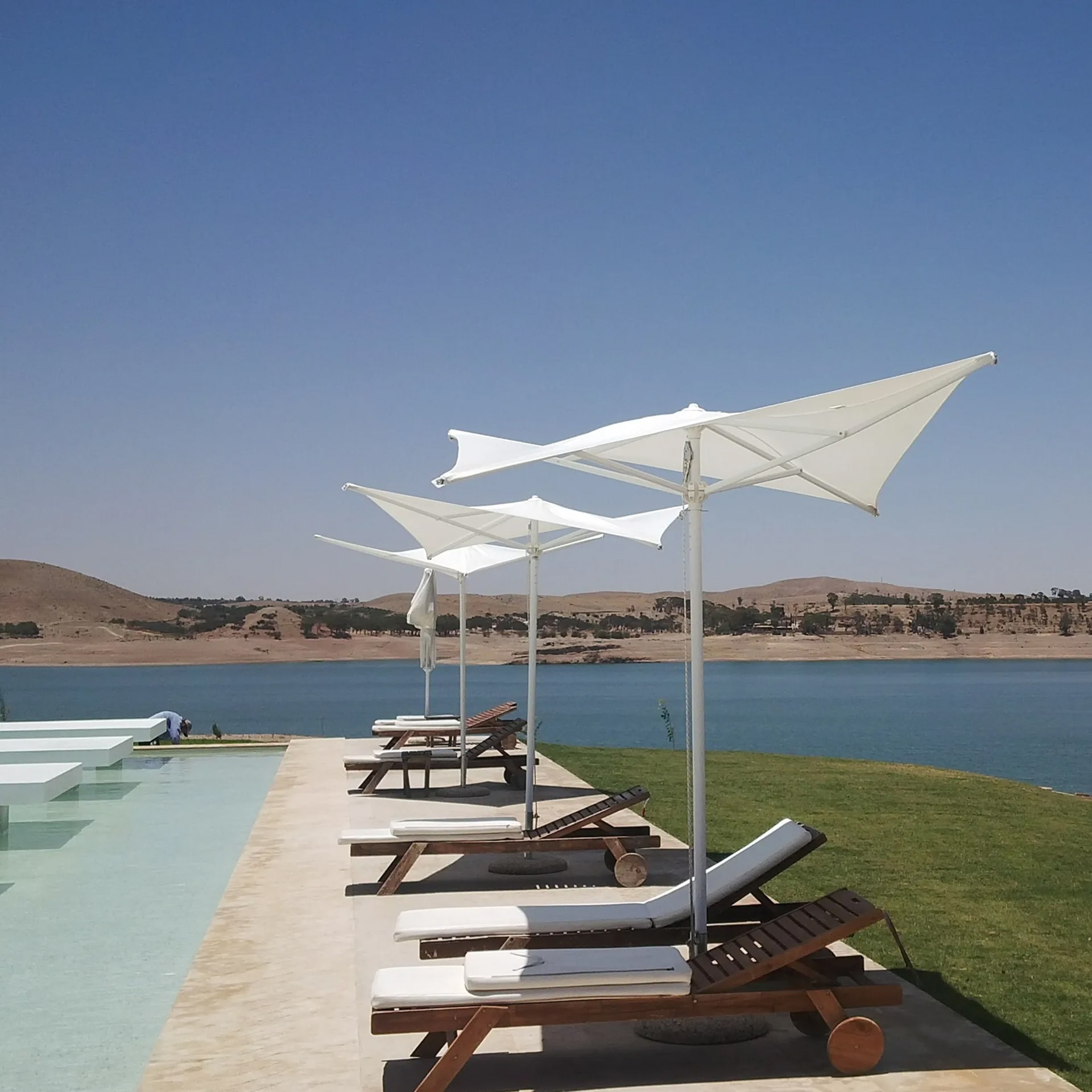 Aluminium central pole patio umbrella Vela Titanium 7'x7'