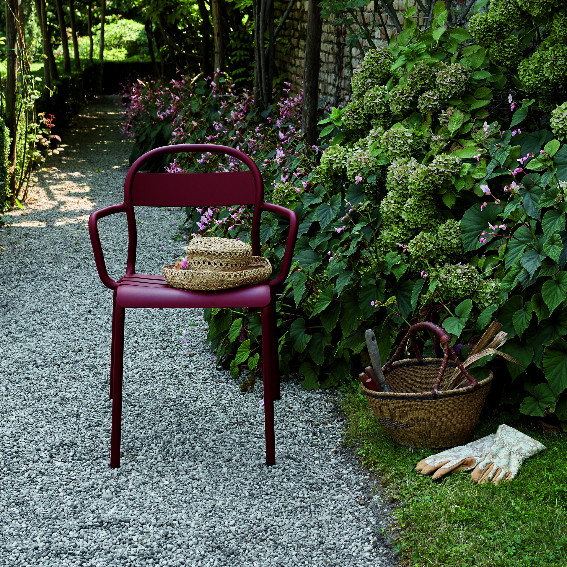 Aluminum stackable chair with armrests B-Stecca