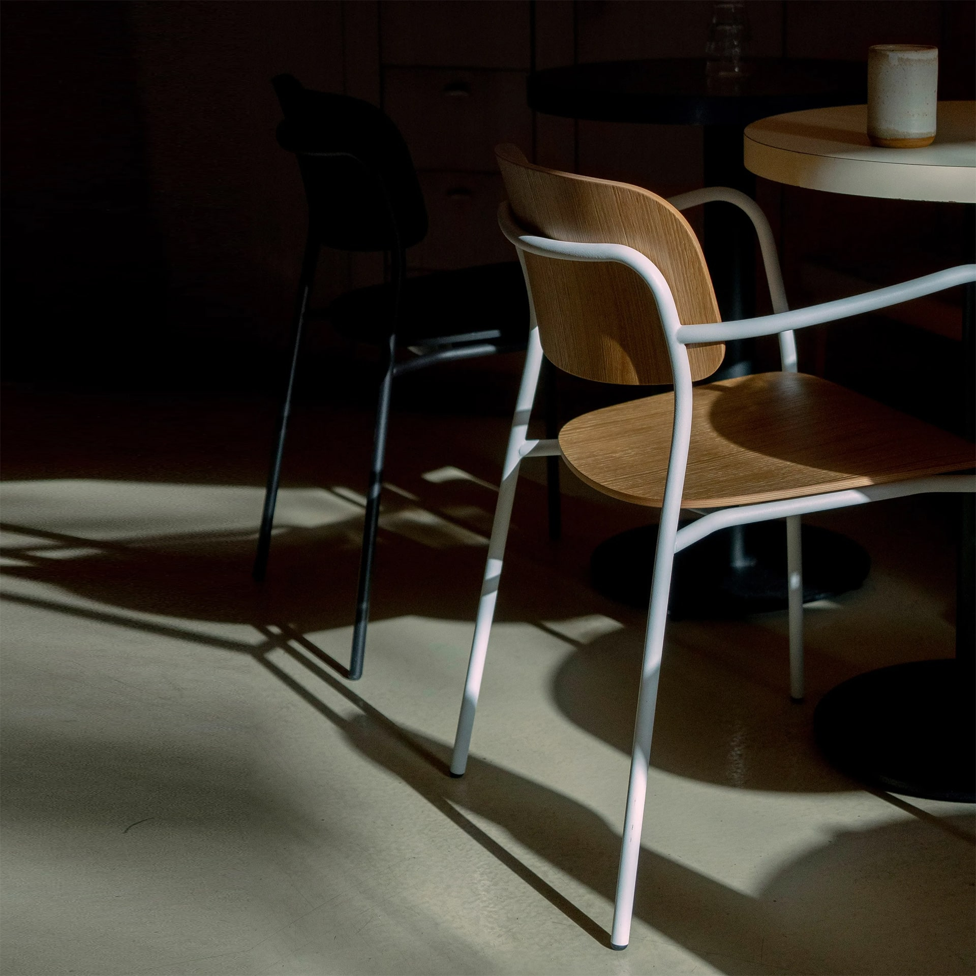 Metal frame armchair with a seat and backrest in curved plywood B-Daily