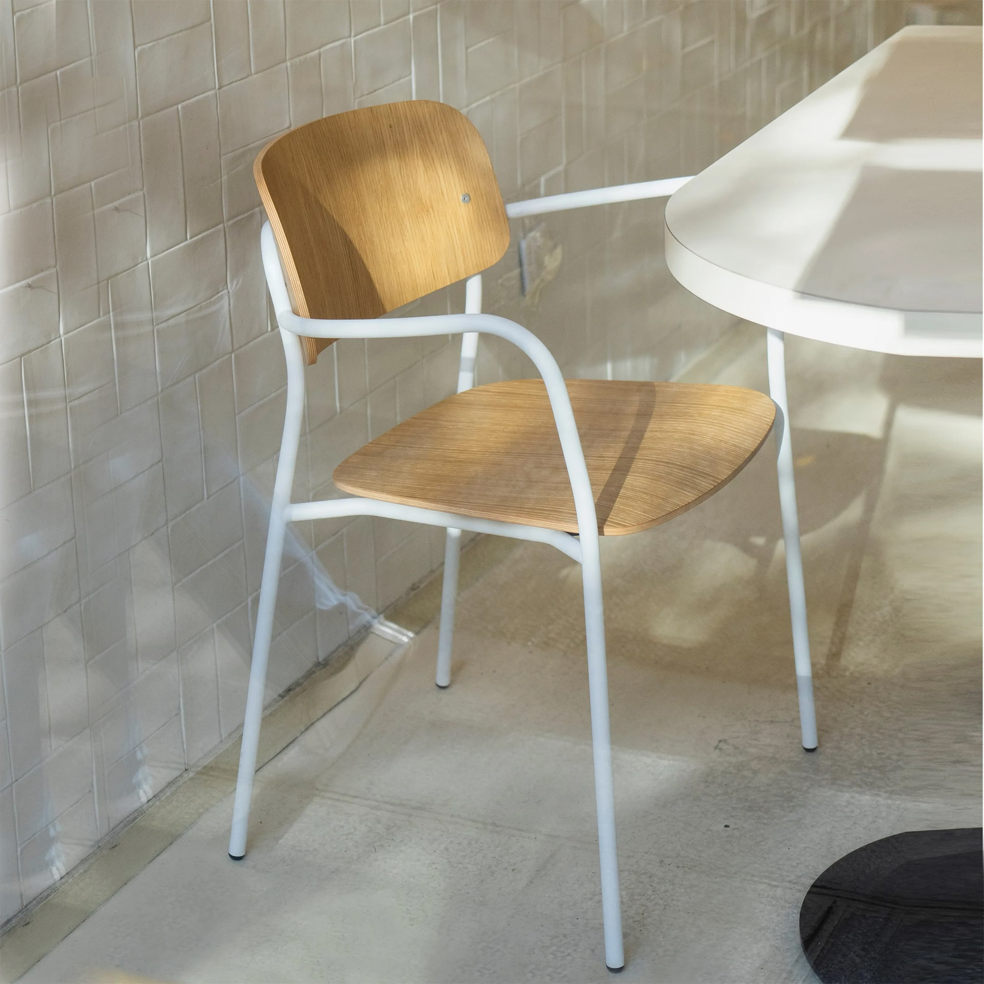 Metal frame armchair with a seat and backrest in curved plywood B-Daily