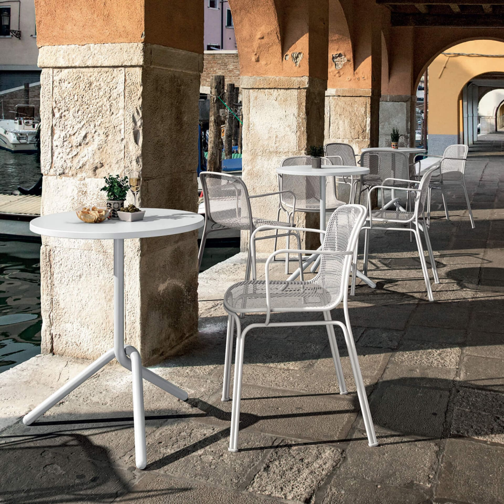 Metal mesh stackable chair with armrests B-Villa