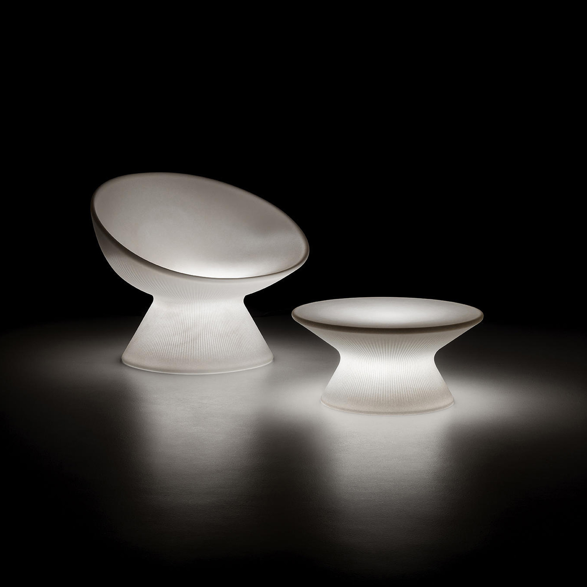 Outdoor round table in polyethylene Fade