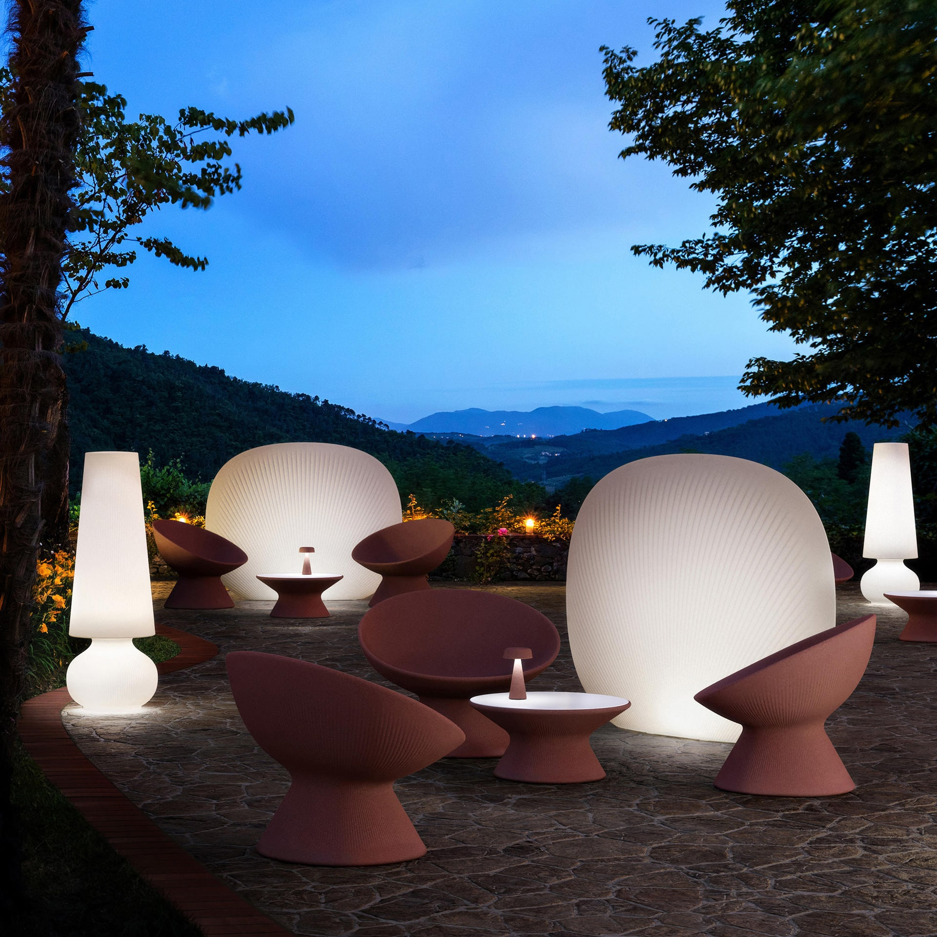 Outdoor round table in polyethylene Fade