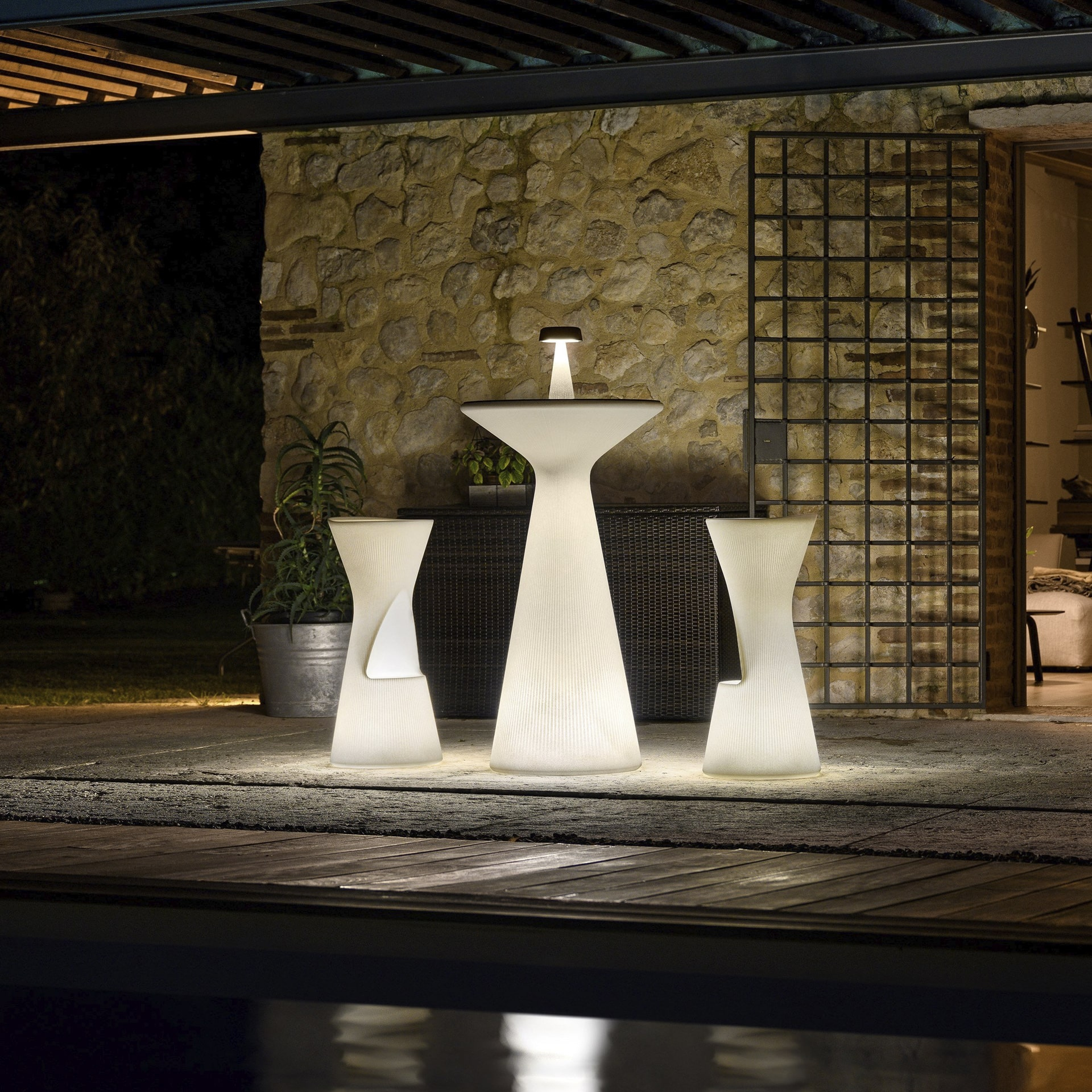 Bar Table Fade: Elevate Your Outdoor Dining Experience
