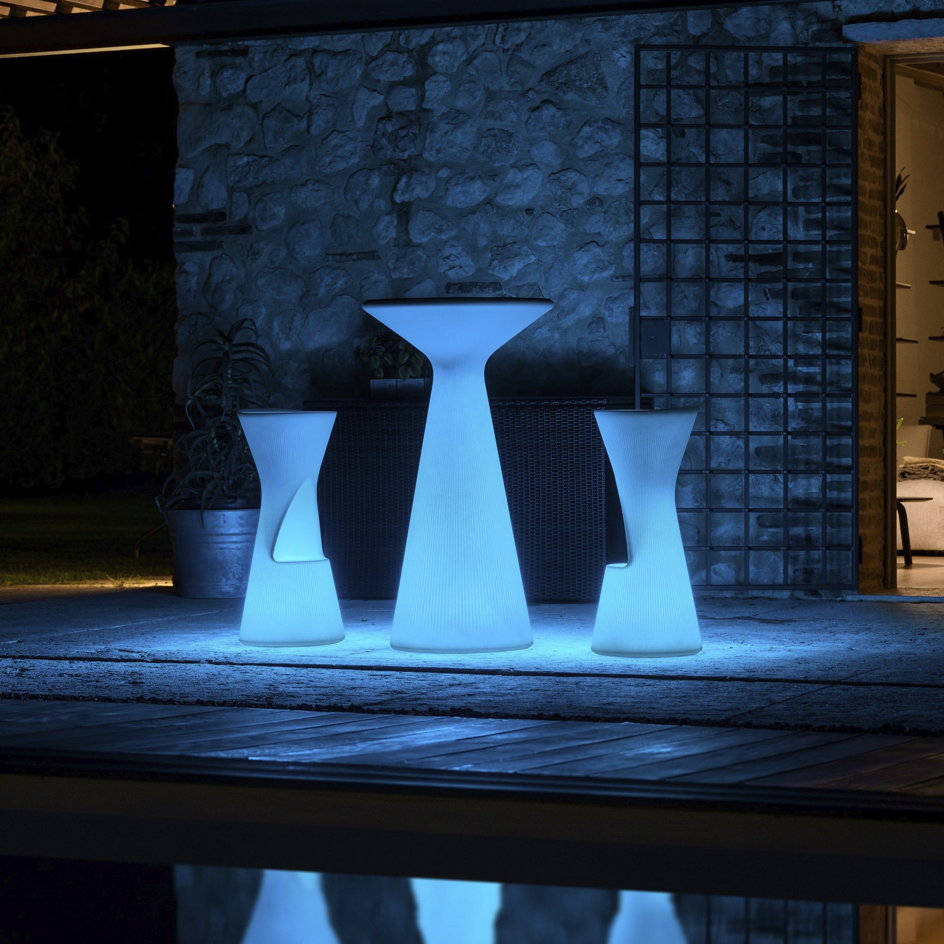 Bar Table Fade: Elevate Your Outdoor Dining Experience