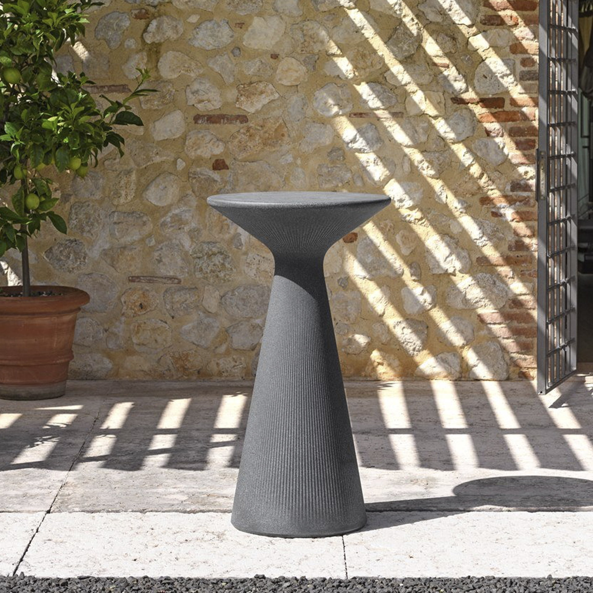 Bar Table Fade: Elevate Your Outdoor Dining Experience